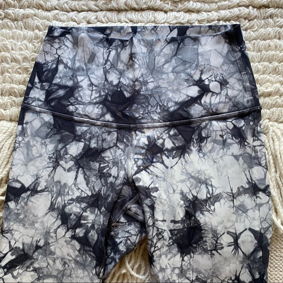 LULULEMON gray / white tie dye Wunder Under Luxtreme crop high-rise leggings 4 - Picture 3 of 11